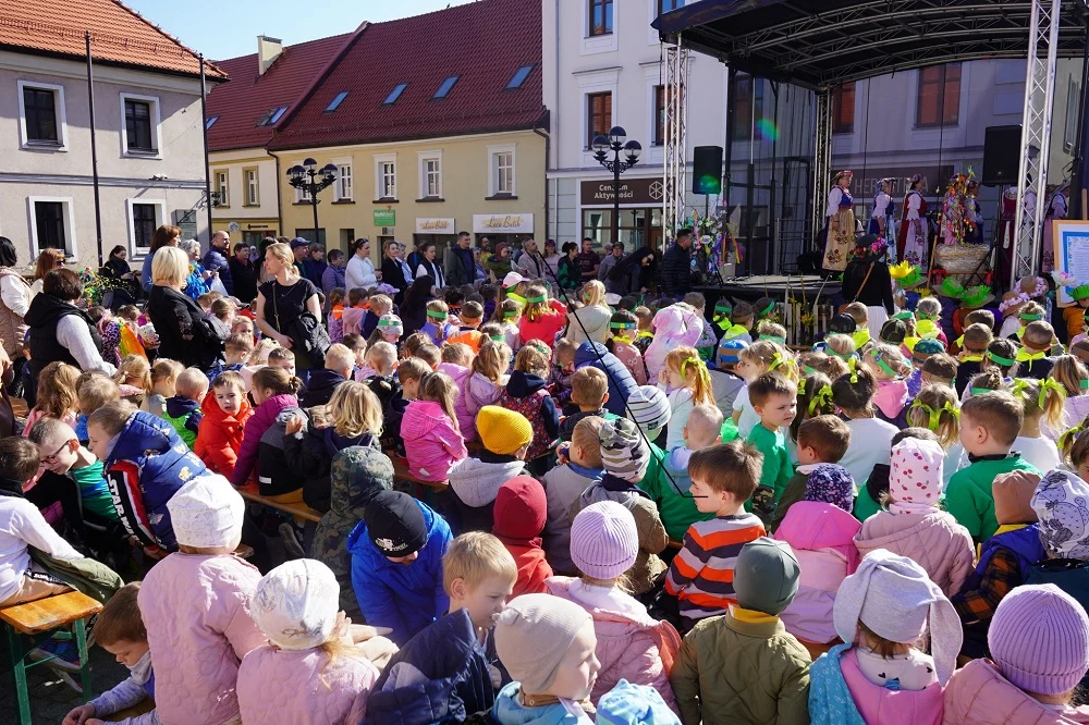 VI Festiwal Obrzędów i Zwyczajów. Przedszkolaki przywołały wiosnę na Rynku [FOTO]