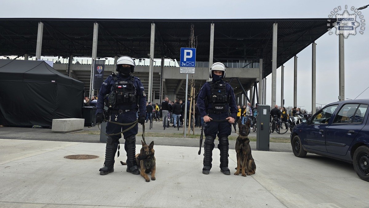 Pirotechnika podczas meczu! Policja interweniowała podczas otwarcia stadionu w Katowicach. 1