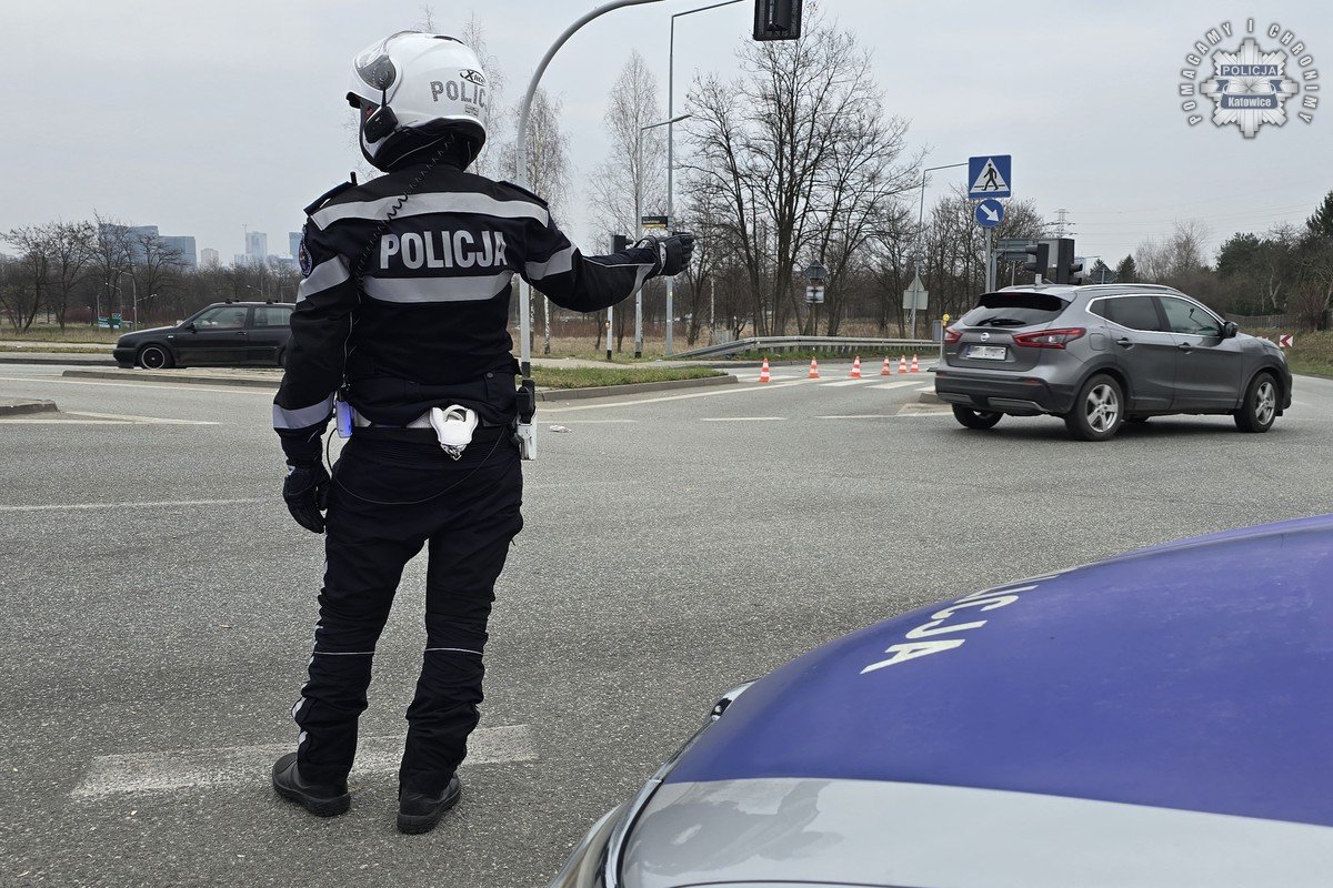 Pirotechnika podczas meczu! Policja interweniowała podczas otwarcia stadionu w Katowicach. 3