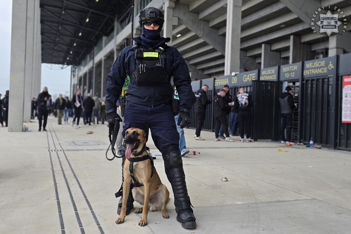 Pirotechnika podczas meczu! Policja interweniowała podczas otwarcia stadionu w Katowicach. 6