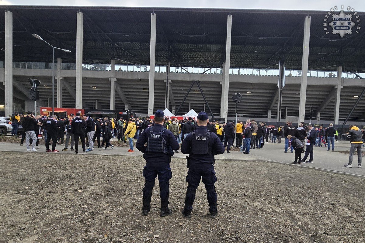 Pirotechnika podczas meczu! Policja interweniowała podczas otwarcia stadionu w Katowicach. 7