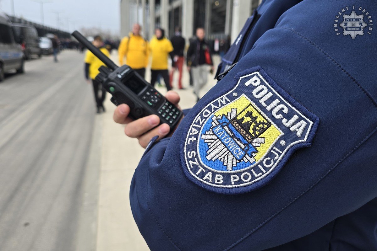 Pirotechnika podczas meczu! Policja interweniowała podczas otwarcia stadionu w Katowicach. 8