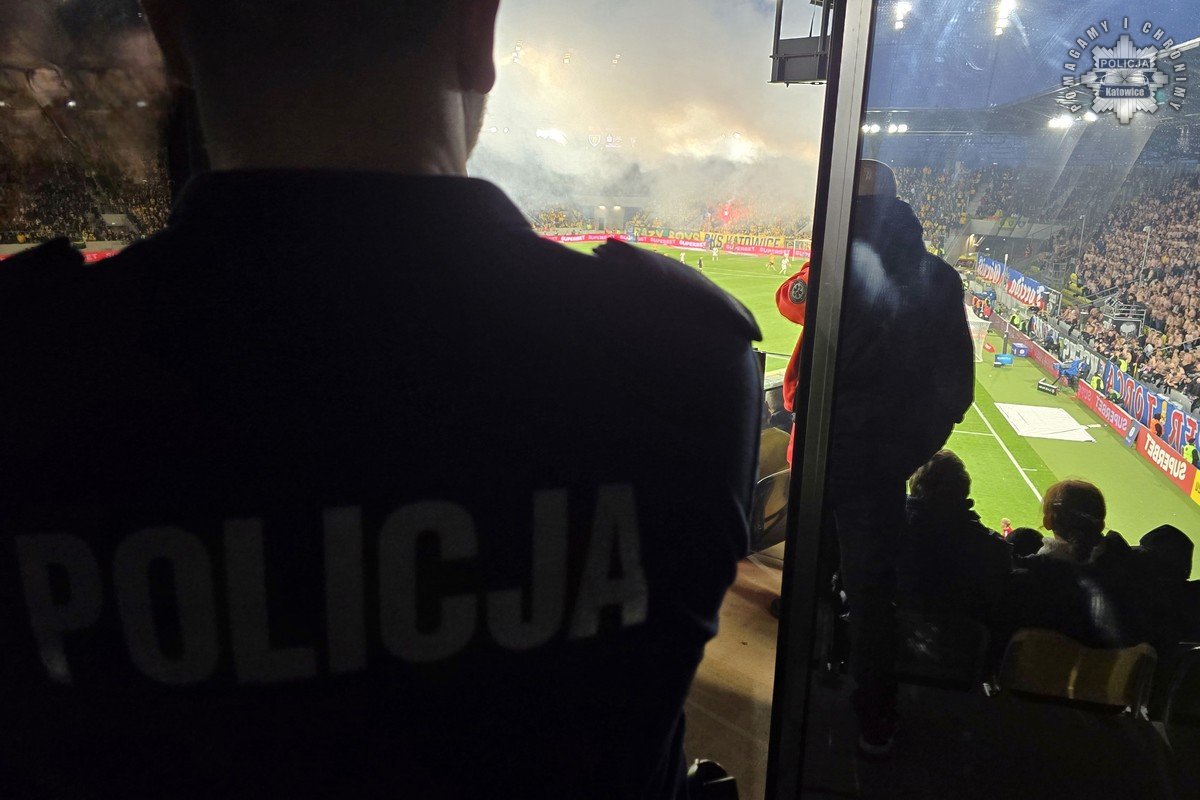 Pirotechnika podczas meczu! Policja interweniowała podczas otwarcia stadionu w Katowicach.