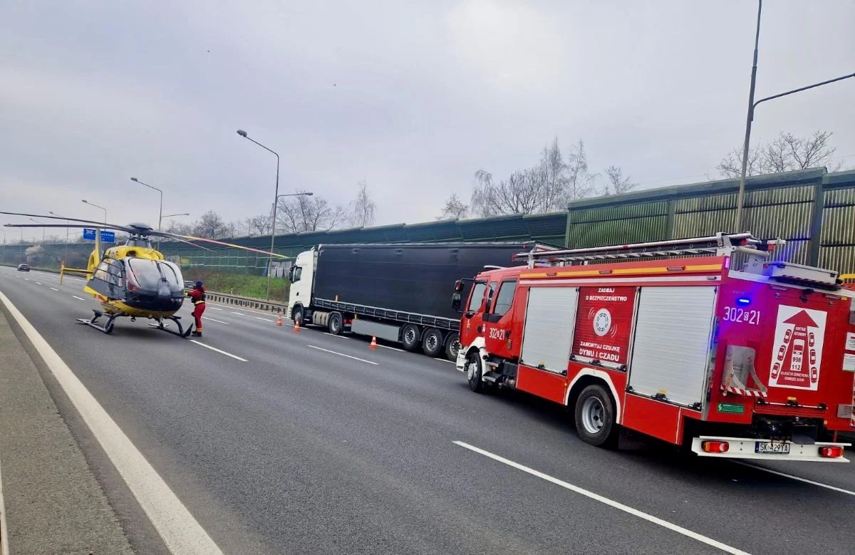 Zderzenie samochodu osobowego z ciężarówką. Lądowanie LPR na A4!