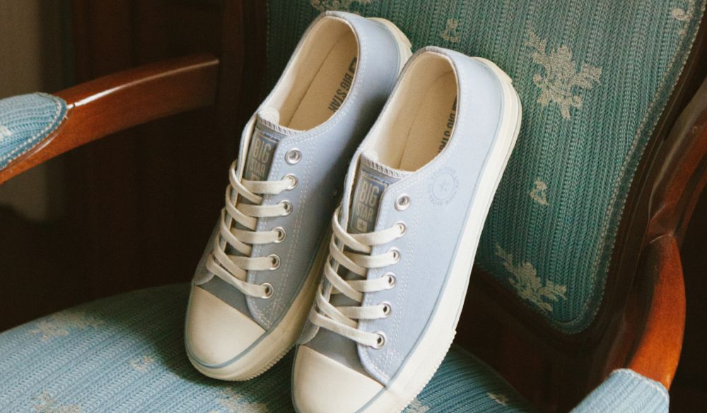 Trampki damskie – jak wybrać idealny model i jak je stylizować?