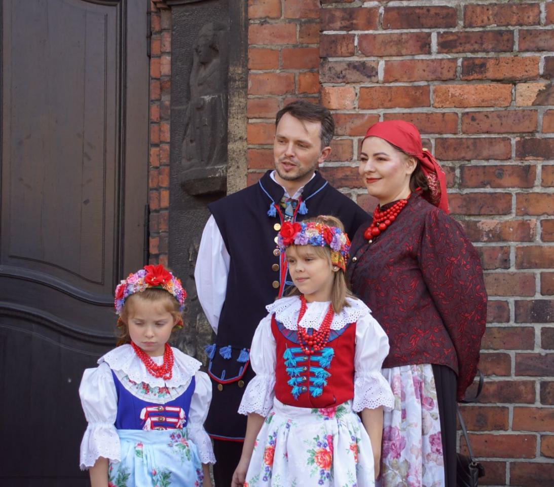 Święcenie pokarmów w strojach ludowych 24