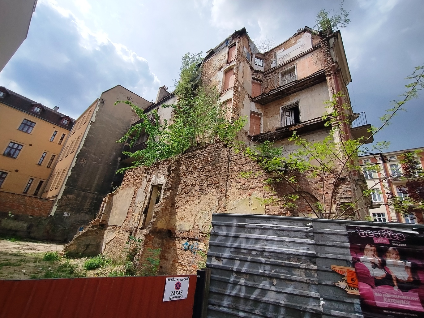 Przy Chopina stanie nowy budynek? Zniknie częściowo zburzony gmach?