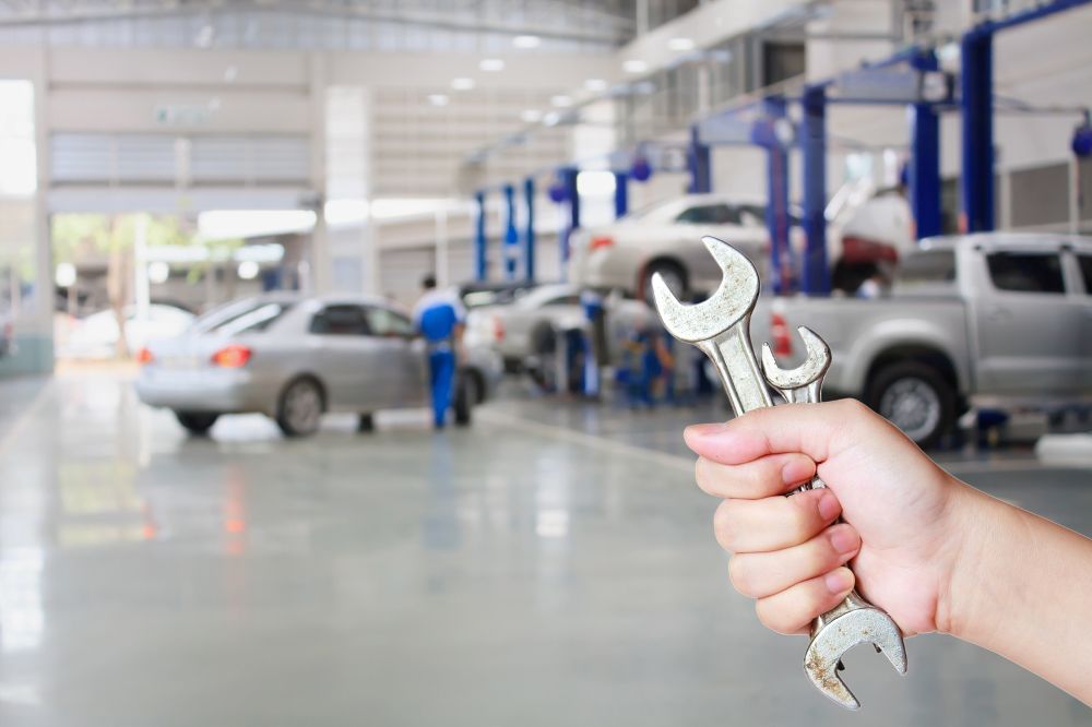 Wyposażenie warsztatu samochodowego – co kupić najpierw?