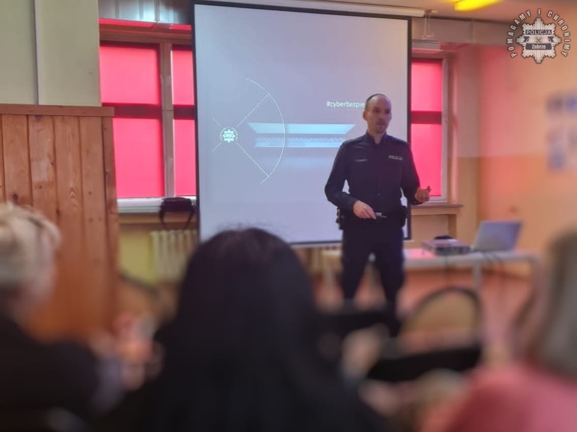"Grooming" i "seksting" – Policja w Zabrzu edukuje rodziców na temat zagrożeń w internecie