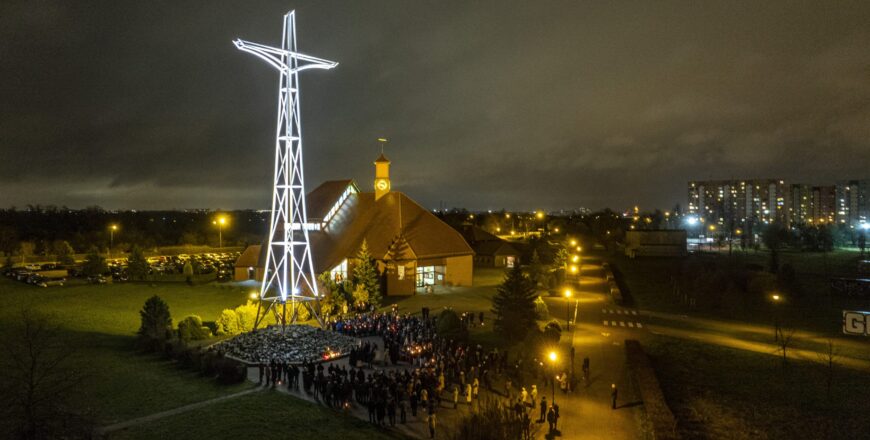 Pamięć o papieżu Polaku - mieszkańcy Zabrza uczcili 20-lecie śmierci Jana Pawła II [FOTO]