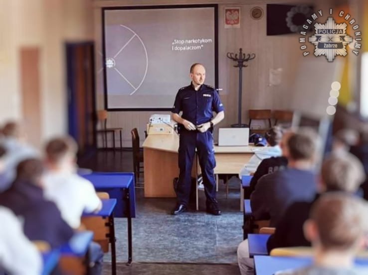 Policjant ostrzega młodzież z Zabrza: dopalacze i narkotyki to ślepa uliczka