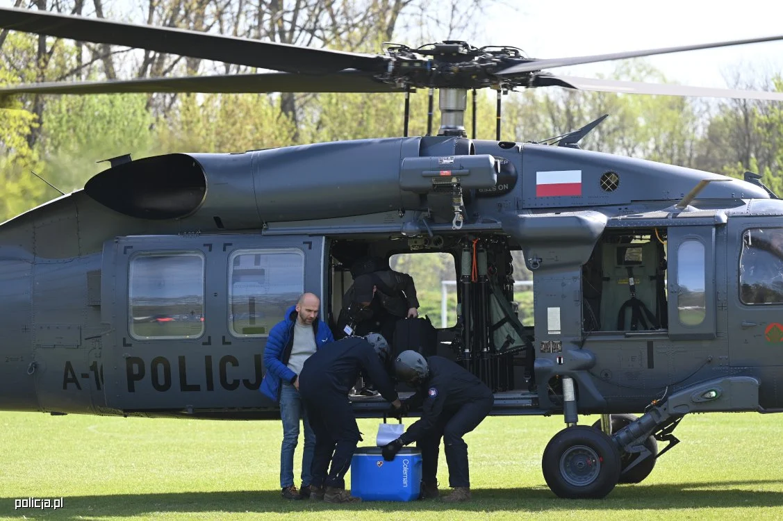 Walka o każdą minutę. Policyjny Black Hawk w dramatycznej misji ratunkowej