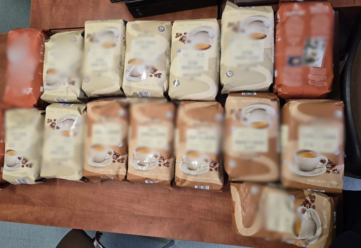 Złodziej recydywista w rękach kryminalnych. Ukradł kilkanaście opakowań kawy