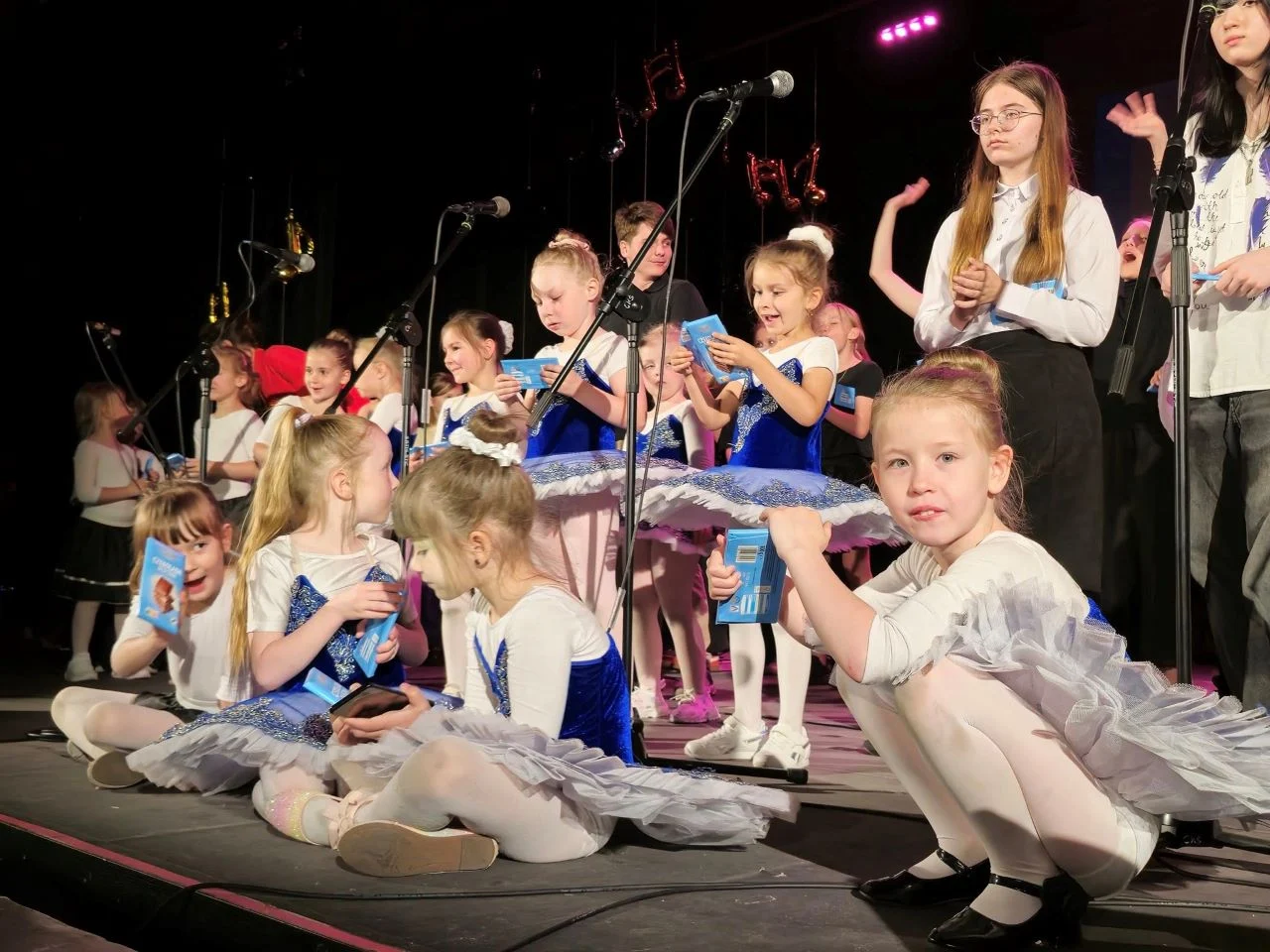 "Serdeczne Nuty" w Świętochłowicach – koncert dzieci dla Kuby poruszył serca widzów [FOTO]