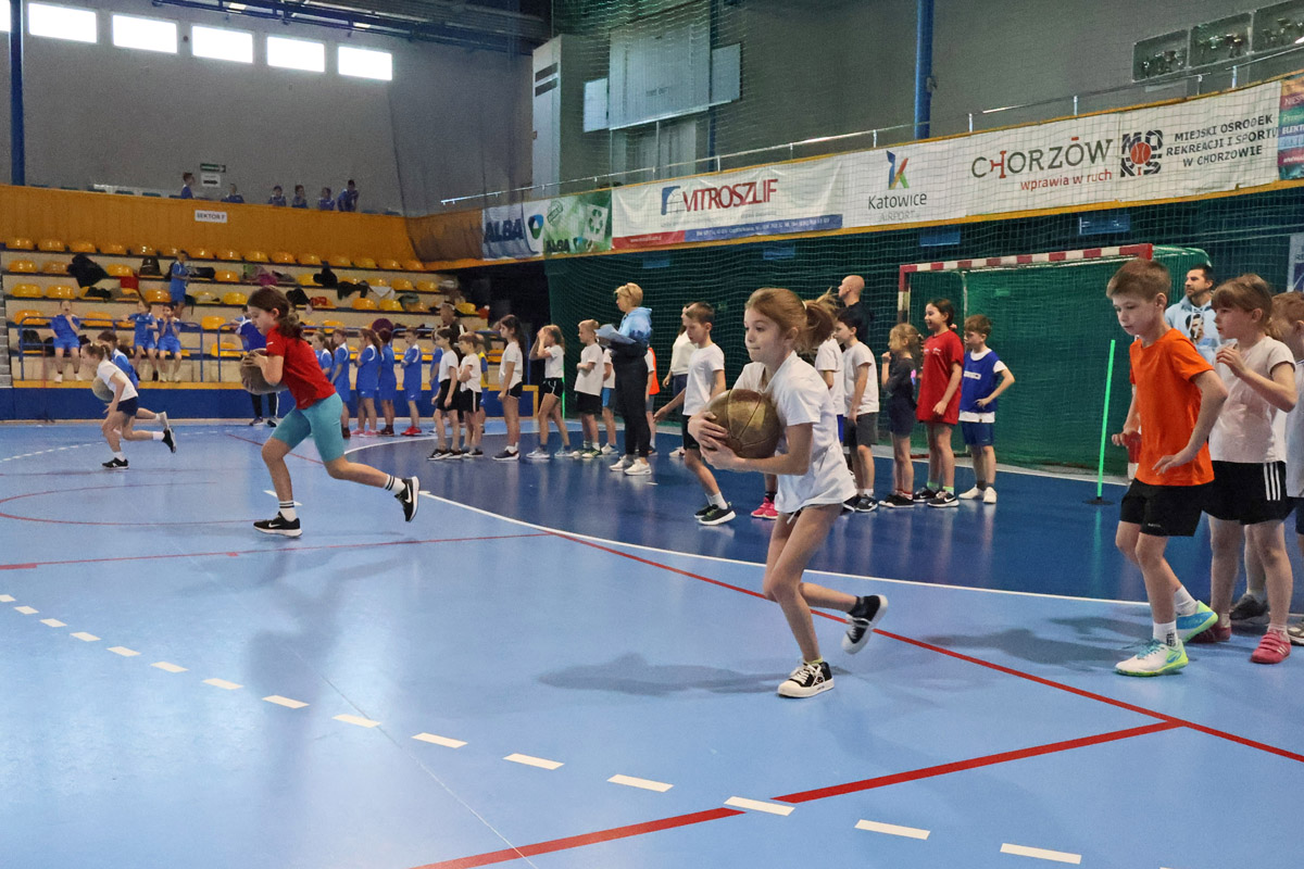 150 dzieci rywalizowało w grach i zabawach w hali MORiS