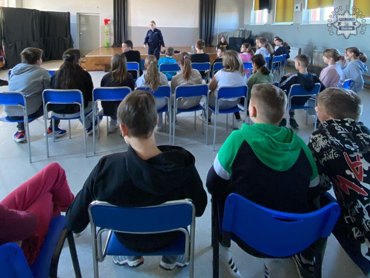 Chorzowscy policjanci edukują uczniów na temat mowy nienawiści i cyberprzestępczości