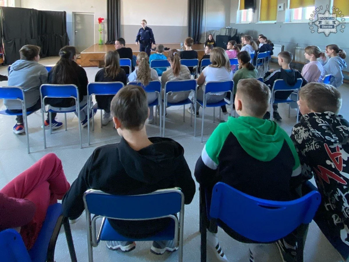 Chorzowscy policjanci edukują uczniów na temat mowy nienawiści i cyberprzestępczości