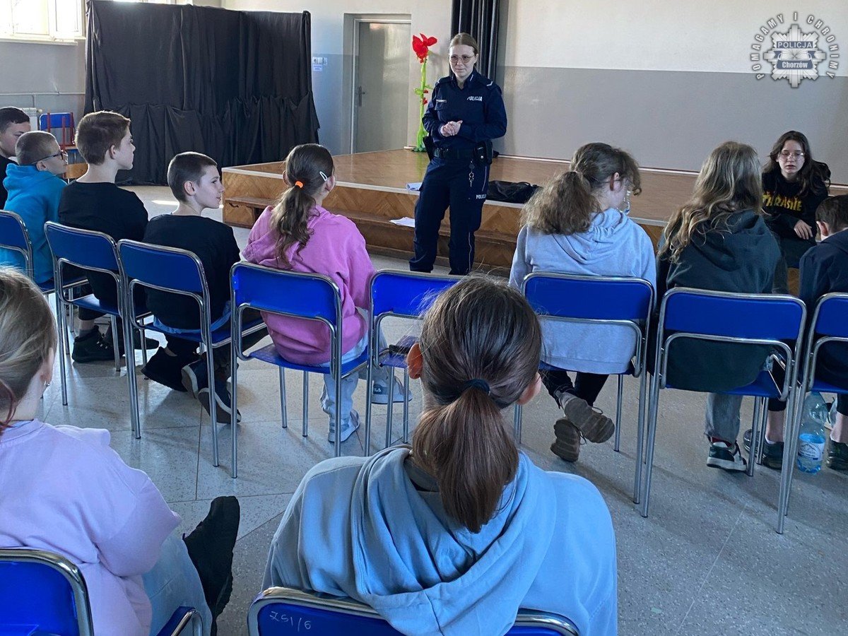 Chorzowscy policjanci edukują uczniów na temat mowy nienawiści i cyberprzestępczości