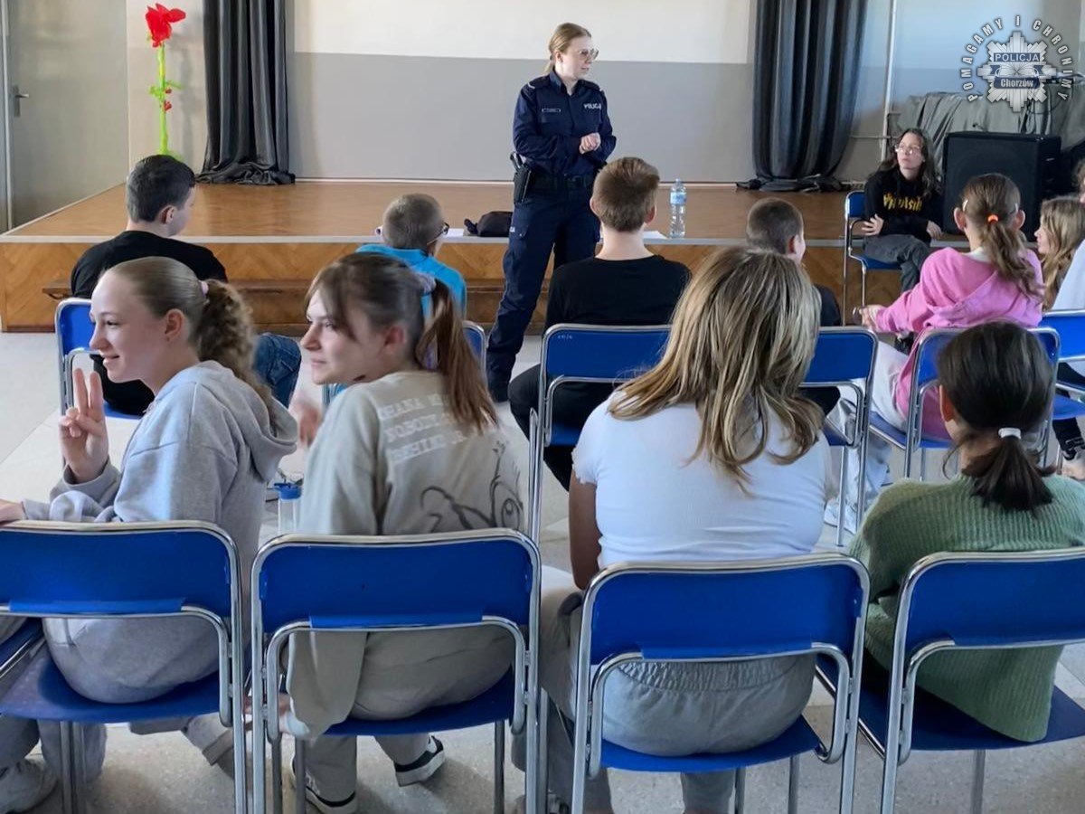 Chorzowscy policjanci edukują uczniów na temat mowy nienawiści i cyberprzestępczości
