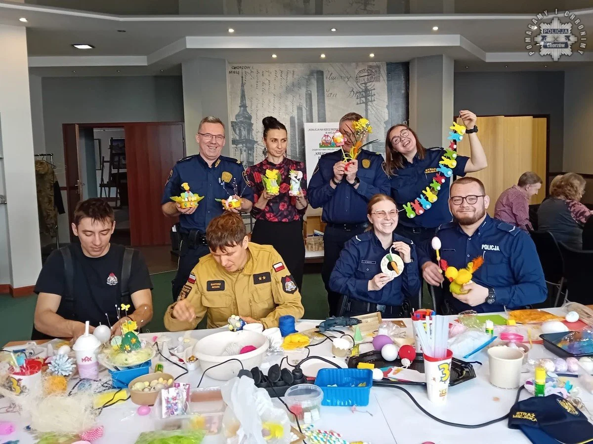 Mundurowi wykonali ozdoby świąteczne, które trafią do Hospicjum oraz Centrum Pediatrii