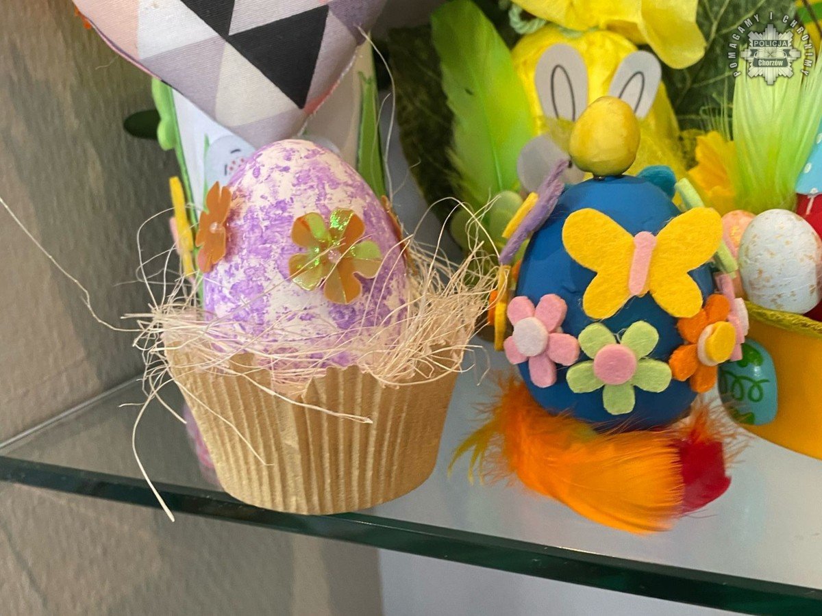 Mundurowi wykonali ozdoby świąteczne, które trafią do Hospicjum oraz Centrum Pediatrii