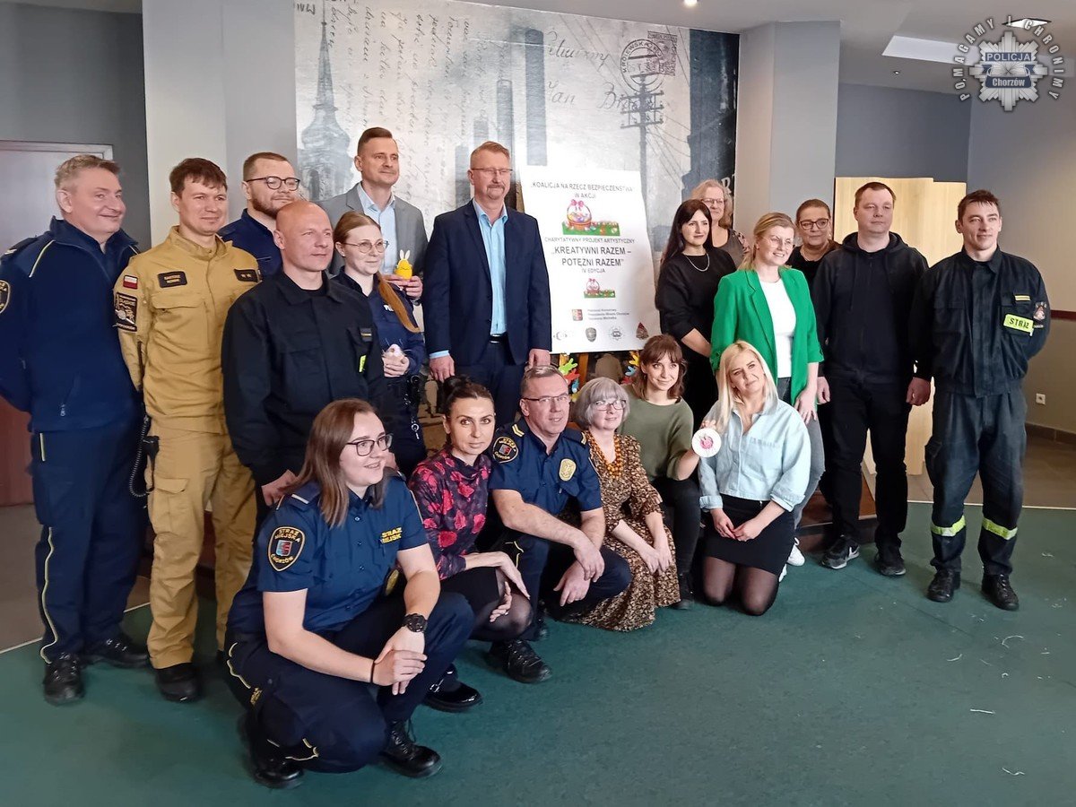 Mundurowi wykonali ozdoby świąteczne, które trafią do Hospicjum oraz Centrum Pediatrii