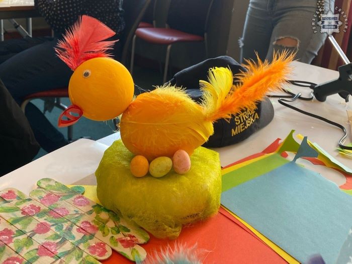 Mundurowi wykonali ozdoby świąteczne, które trafią do Hospicjum oraz Centrum Pediatrii