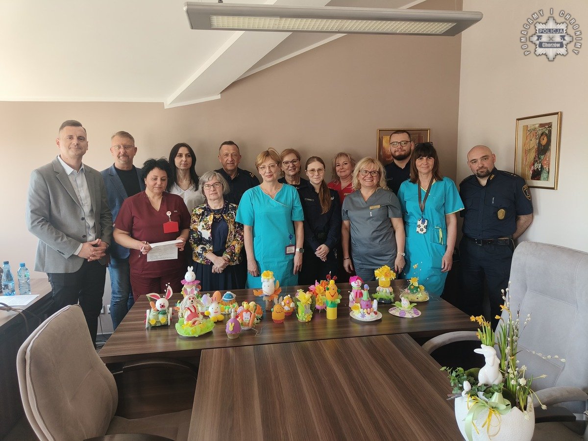Chorzowscy policjanci z sercem – ozdoby świąteczne trafiły do dzieci i chorych