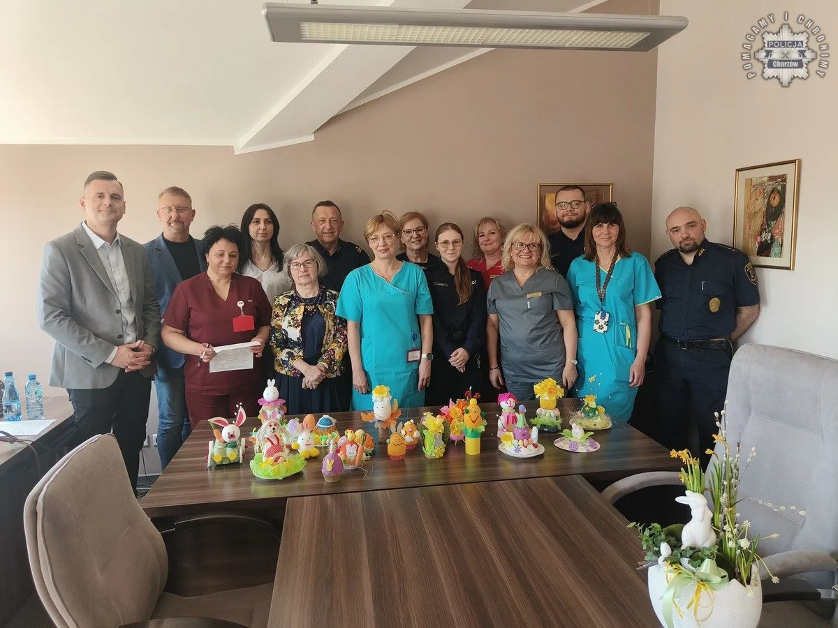 Chorzowscy policjanci z sercem – ozdoby świąteczne trafiły do dzieci i chorych