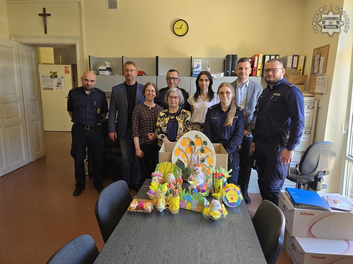 Chorzowscy policjanci z sercem – ozdoby świąteczne trafiły do dzieci i chorych