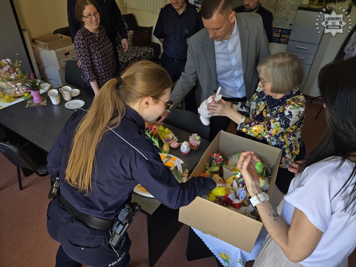 Chorzowscy policjanci z sercem – ozdoby świąteczne trafiły do dzieci i chorych