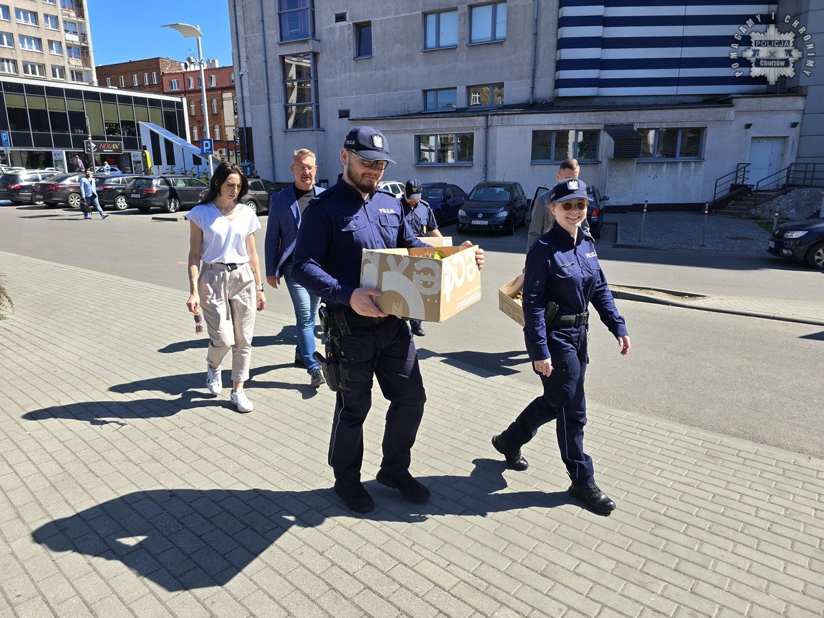 Chorzowscy policjanci z sercem – ozdoby świąteczne trafiły do dzieci i chorych