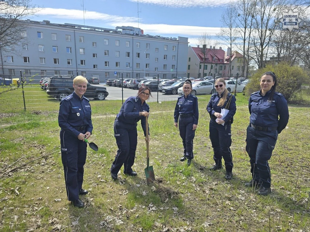Chorzowskie policjantki posadziły drzewa z okazji Stulecia Kobiet w Policji