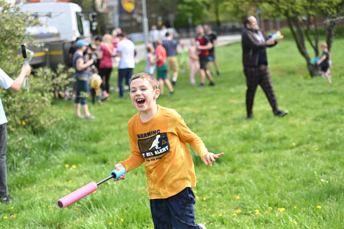 Śmigus-Dyngus w Chorzowie jak za dawnych lat! Wodne bitwy przyciągnęły tłumy