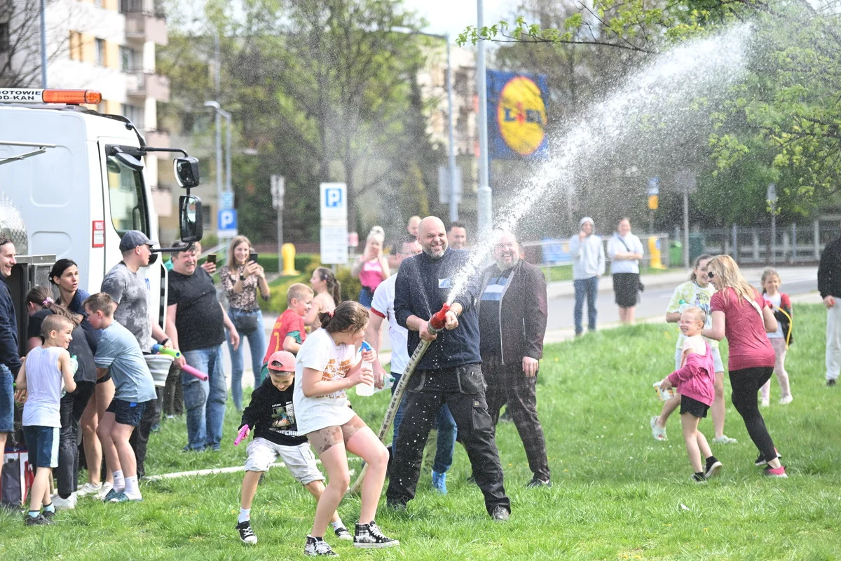 Śmigus-Dyngus w Chorzowie jak za dawnych lat! Wodne bitwy przyciągnęły tłumy