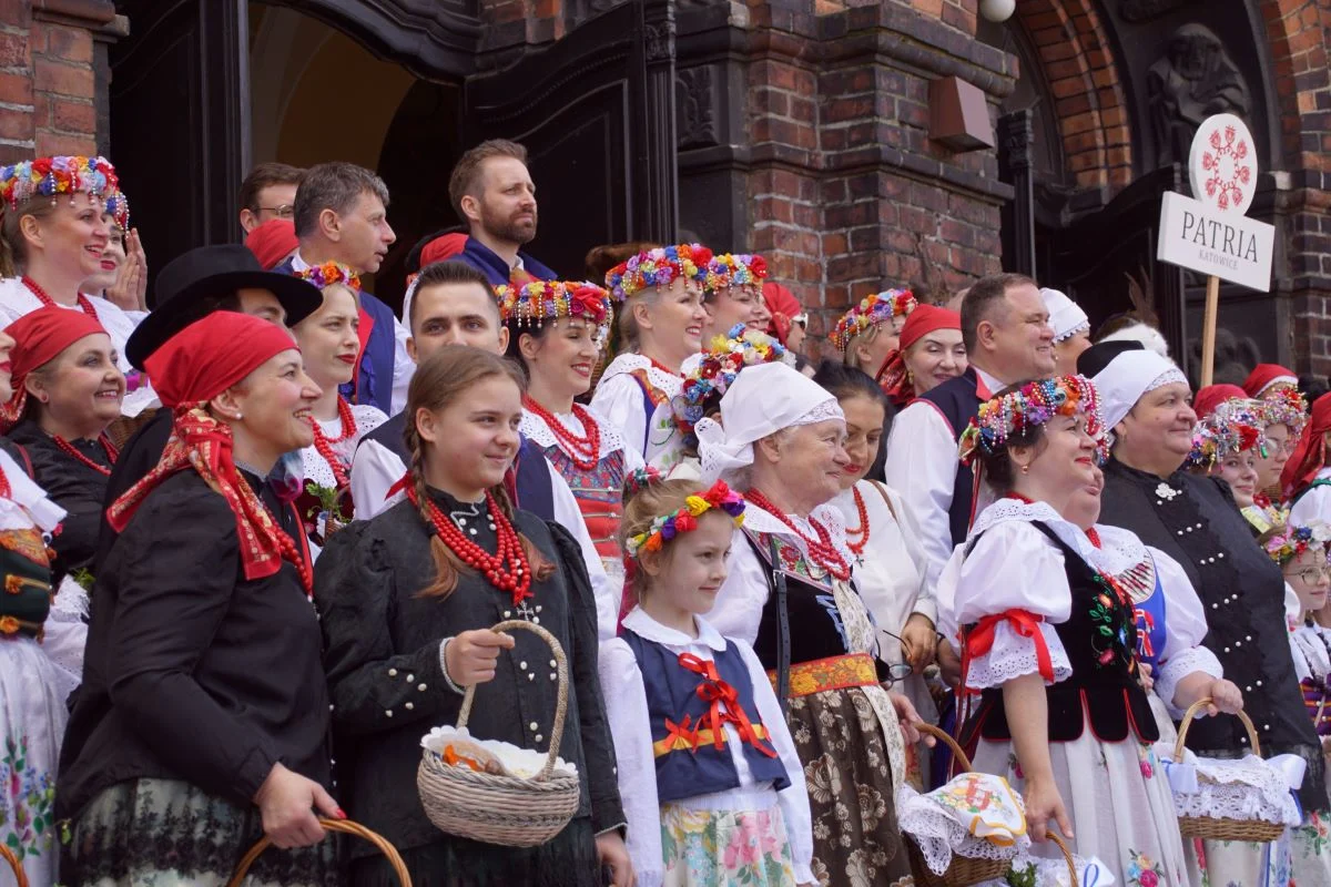 Wyjątkowa tradycja - Na Nikiszowcu odbyło się święcenie pokarmów w strojach ludowych!