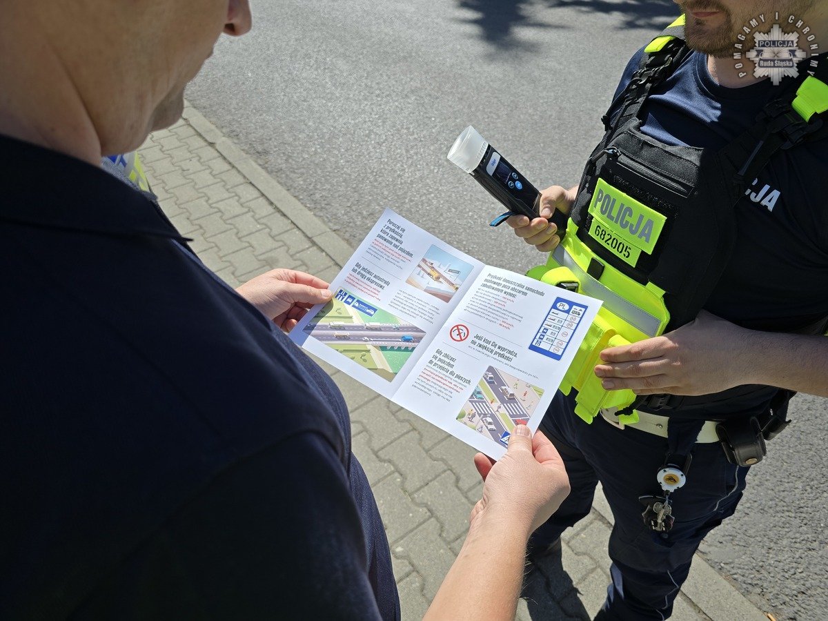 Mandat i ulotka. Policja w Rudzie Śląskiej ostrzega przed brawurą