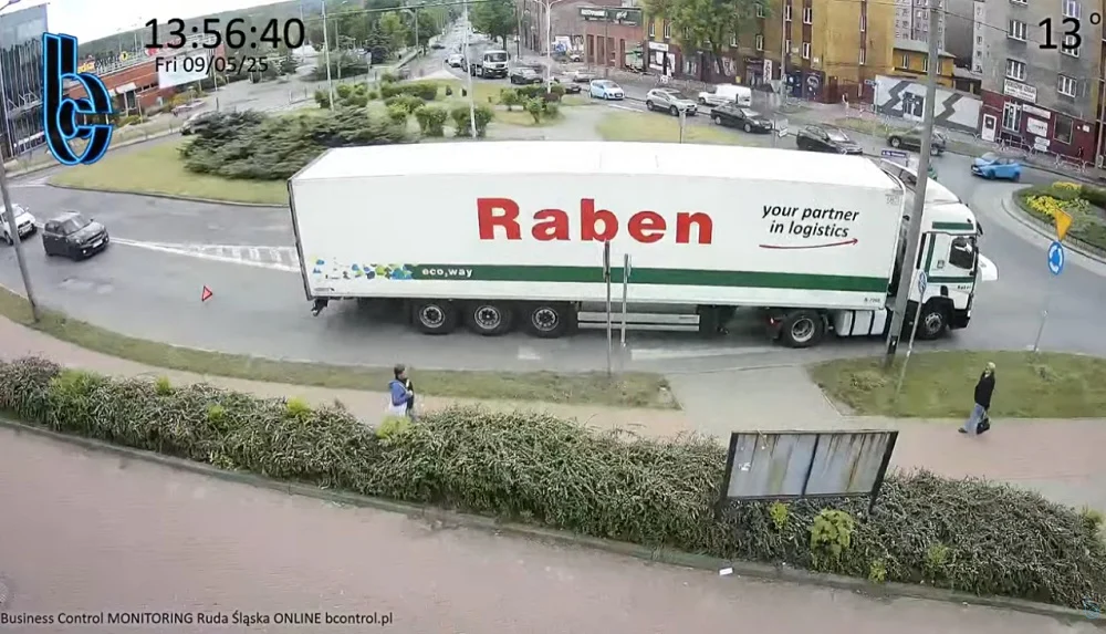 Zepsuty TIR blokuje wjazd na rondo w Wirku. Trwają utrudnienia