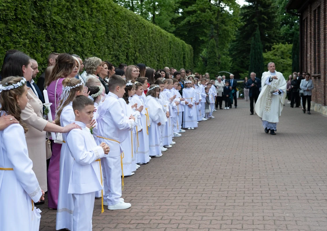 Pierwsza Komunia Święta w parafii pw. Matki Boskiej Różańcowej w Halembie [FOTO]