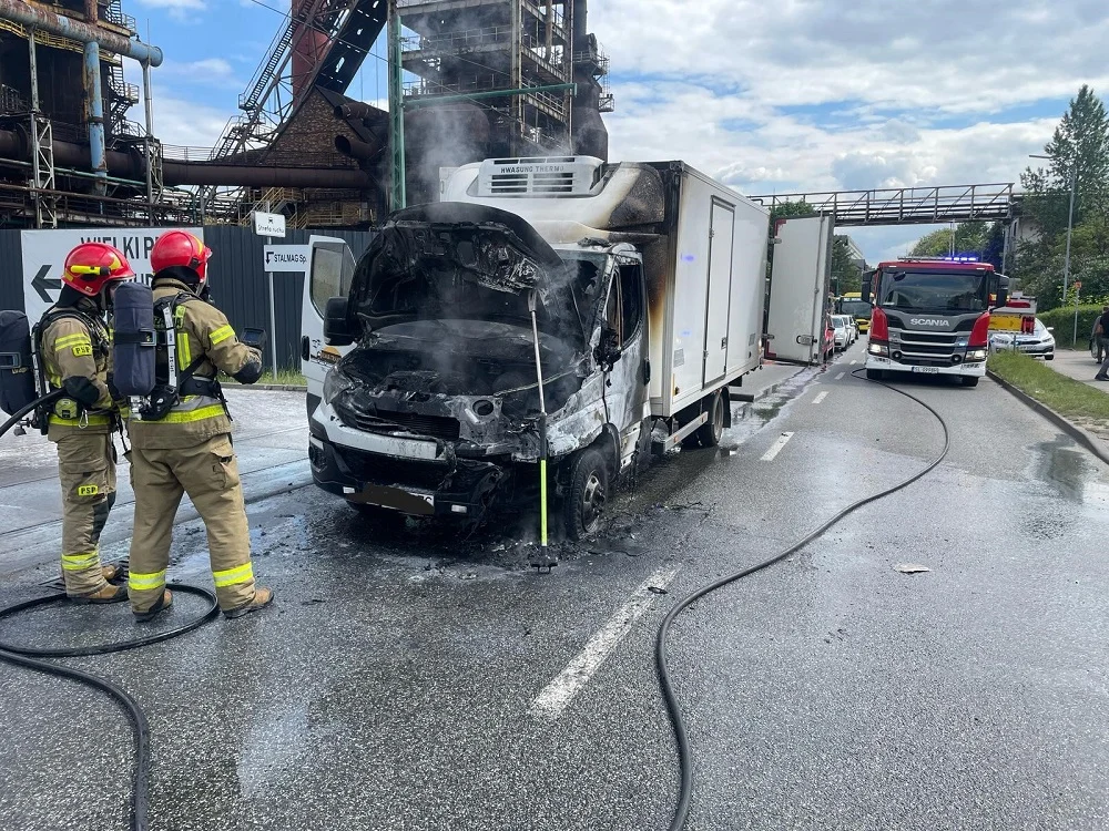 Pożar dostawczaka na ulicy Niedurnego w Rudzie Śląskiej – trwają utrudnienia w ruchu