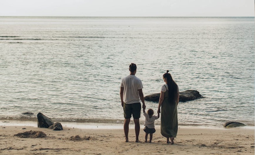 Rodzinne wakacje nad morzem – jak zapewnić dziecku rozrywkę?