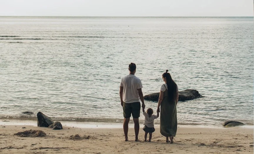 Rodzinne wakacje nad morzem – jak zapewnić dziecku rozrywkę?