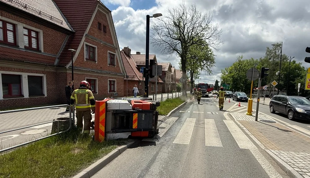 Utrudnienia na ulicy Wolności - zamiatarka spadła z lawety!