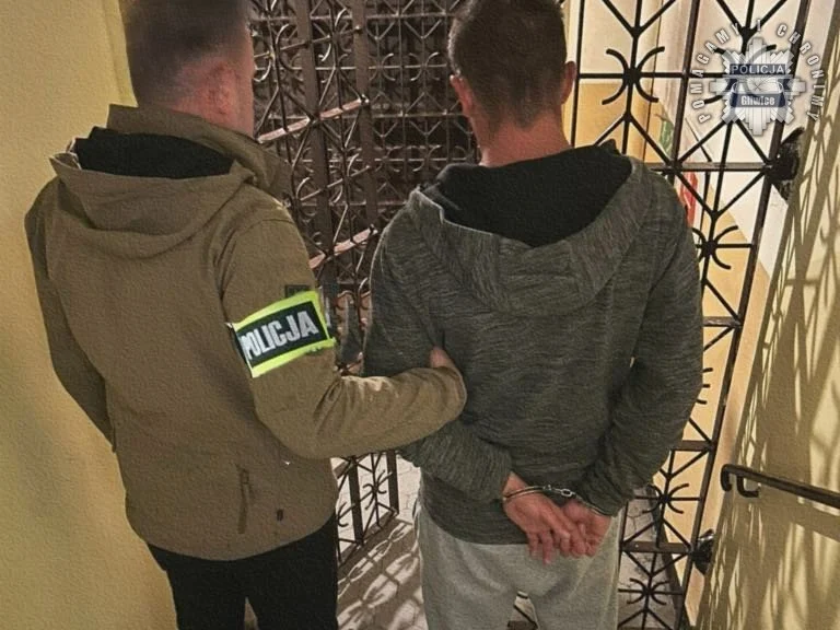 Zaatakowali na przystanku autobusowym. Gliwiccy mundurowi zatrzymali sprawców rozboju