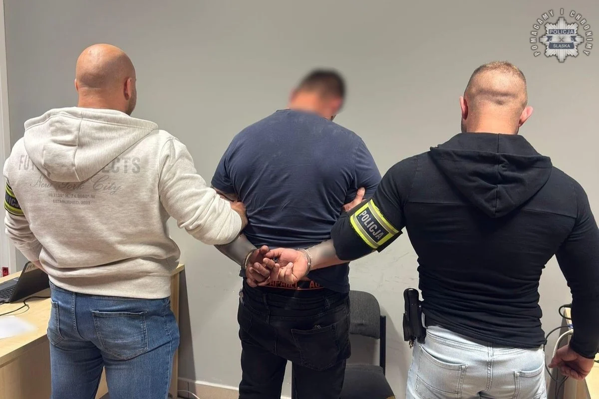 Nietrzeźwy mężczyzna uszkodził radiowóz, robiąc sobie selfie na masce