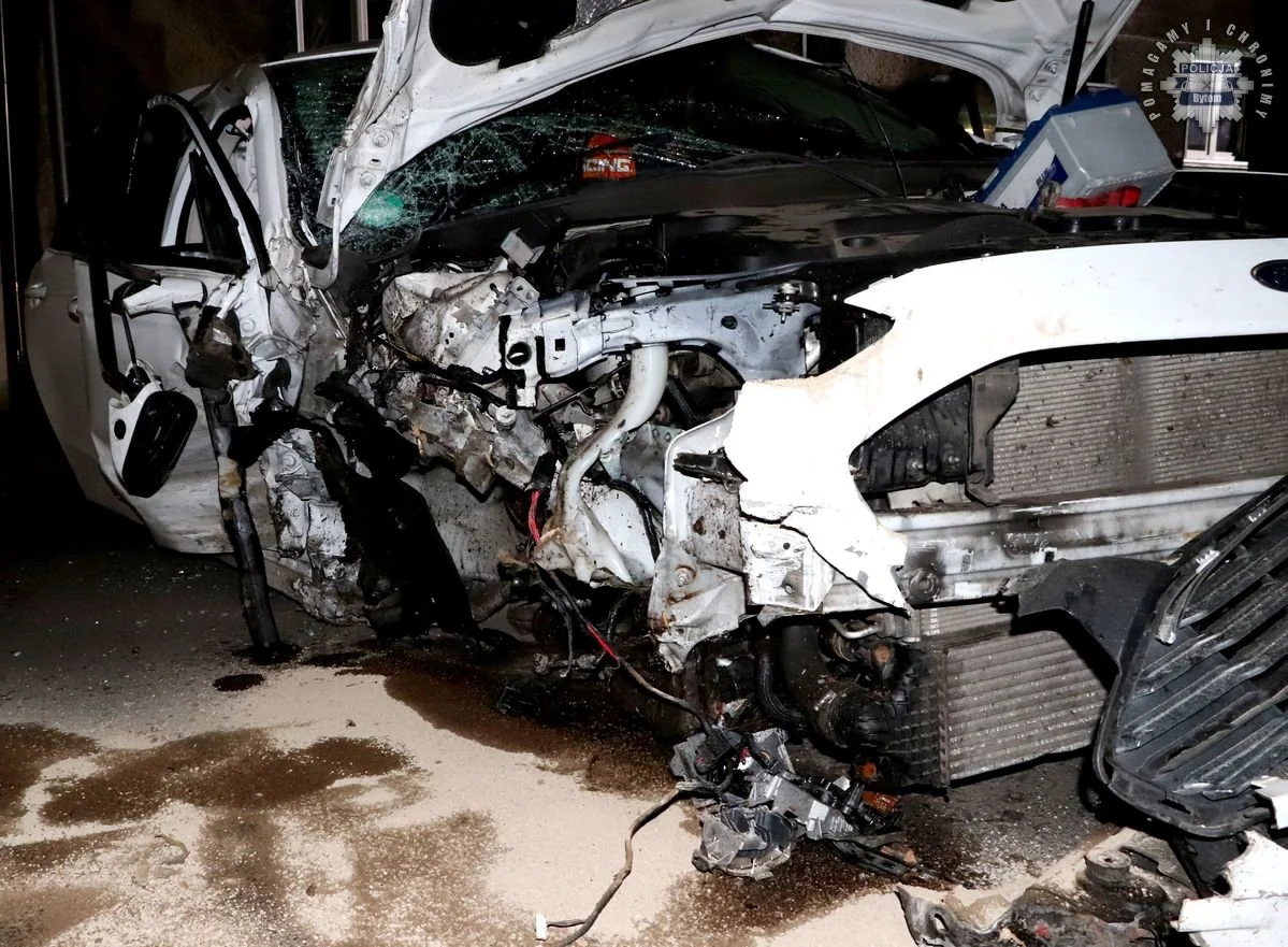 Nietrzeźwy kierowca forda uderzył w drzewo w Bytomiu – trafił do szpitala