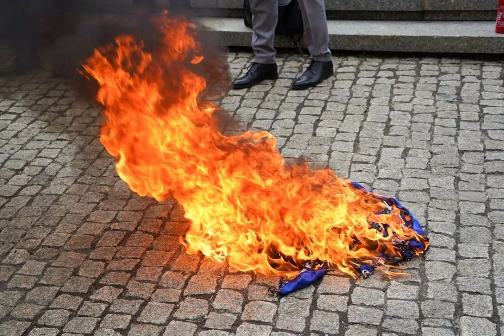 Grzegorz Braun w Ministerstwie Przemysłu. Kandydat na prezydenta spalił flagę Unii Europejskiej