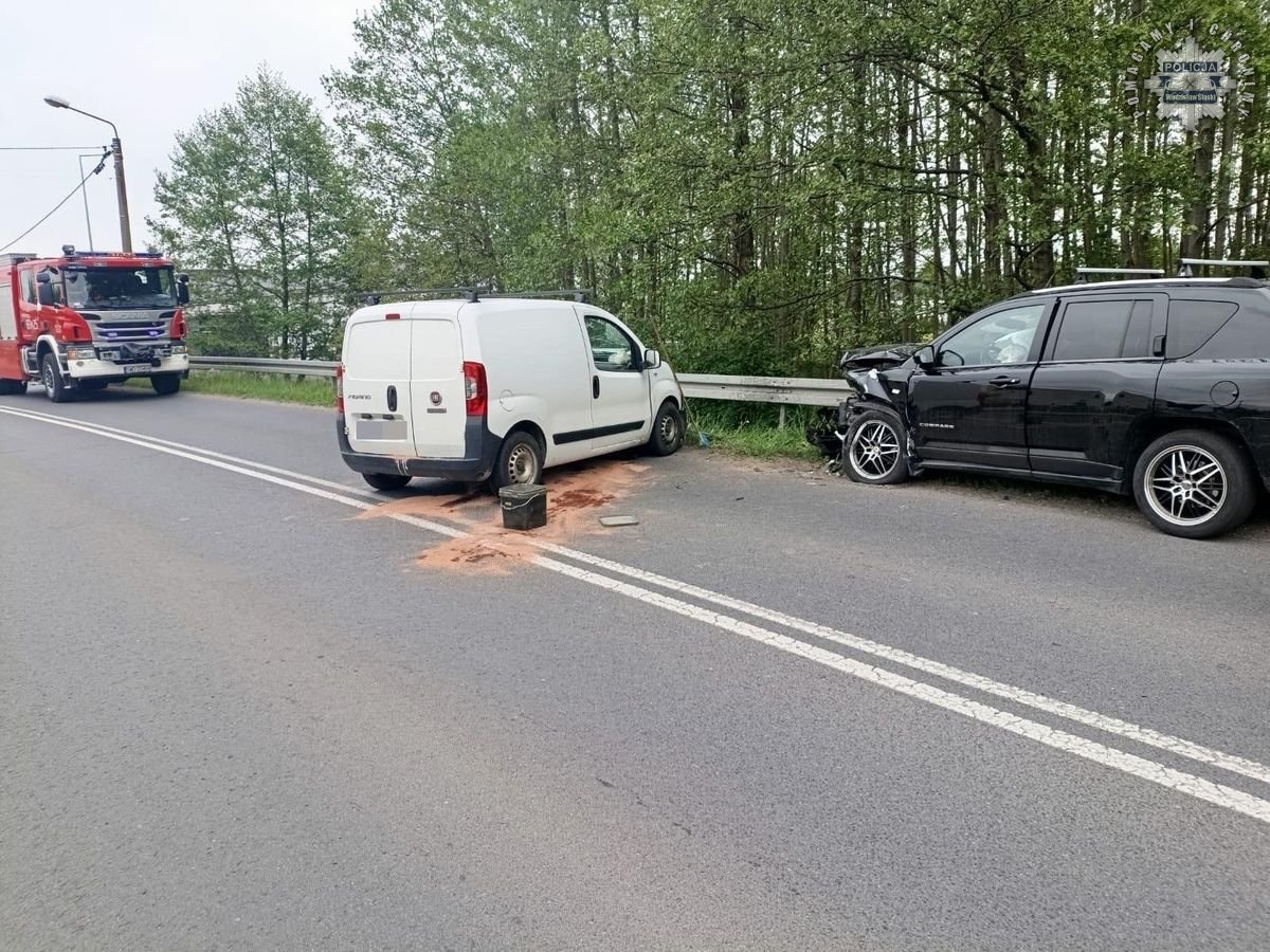 Czołowe zderzenie w Wodzisławiu: dwie osoby, w tym dziecko, trafiły do szpitala