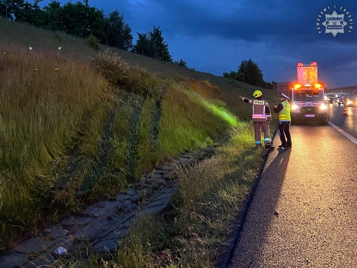 Groźny wypadek na A1 w Połomii. BMW wypadło z drogi, pasażerka ciężko ranna
