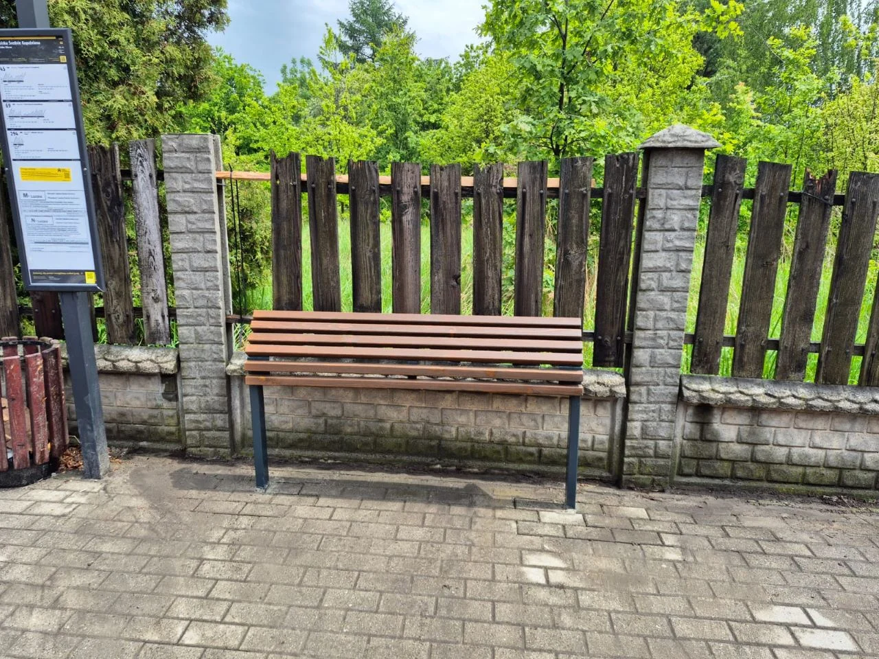 Nowe ławki na przystankach w Łaziskach Górnych – komfort czekania na autobus rośnie!